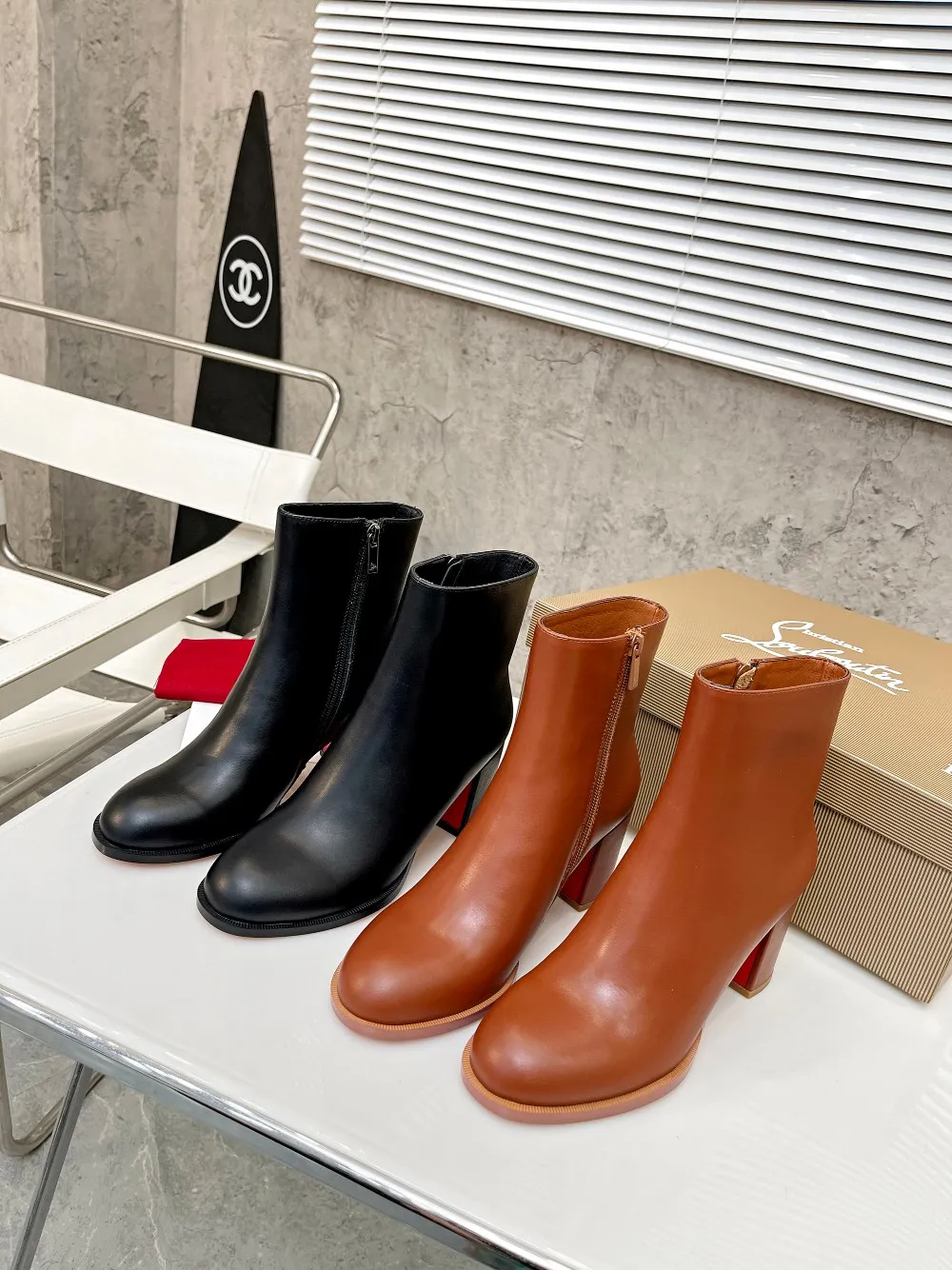 👟👟Ex-factory price 560👟👟 Christian Louboutin (CL) launches new thick-heeled platform boots in 2023, made of shiny calf leather, simple and fashionable. Tube height 4 inches (12cm) ✅Fabric: grained cowhide ✅Lining: sheepskin ✅Outsole/heel height: rubber Heel height 7cm ✅Color: black reddish brown ✅Code number: 34-41 (34,41 customized) ✅Packaging: original board packaging